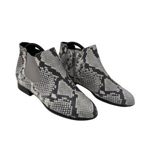 Munro Cate Grey Snake
Embossed Leather Chelsea
Booties size 7.5w